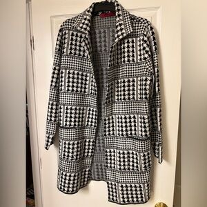 Love Scarlett Black and White Houndstooth coat. Size L.